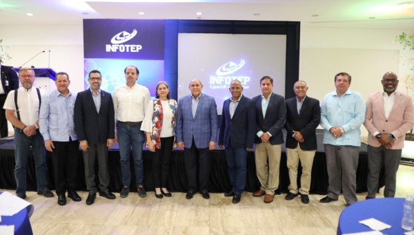 Director Promipyme asiste almuerzo Infotep